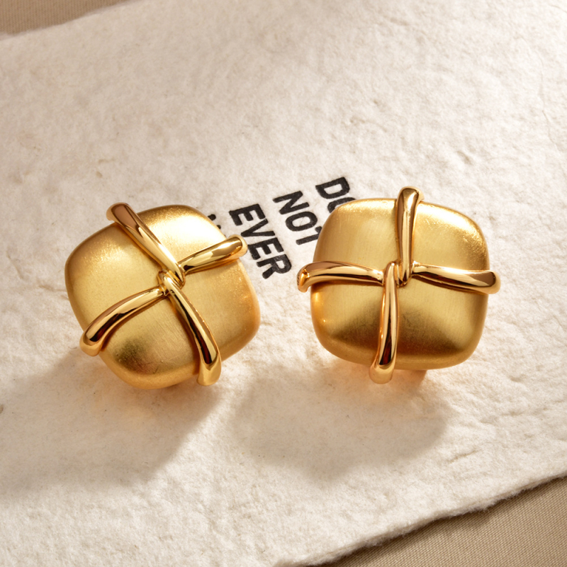 Francia stílusú négyzet alakú fülklipsz keresztezett geometriai dizájnnal, réz alapanyagú, elektroplattált