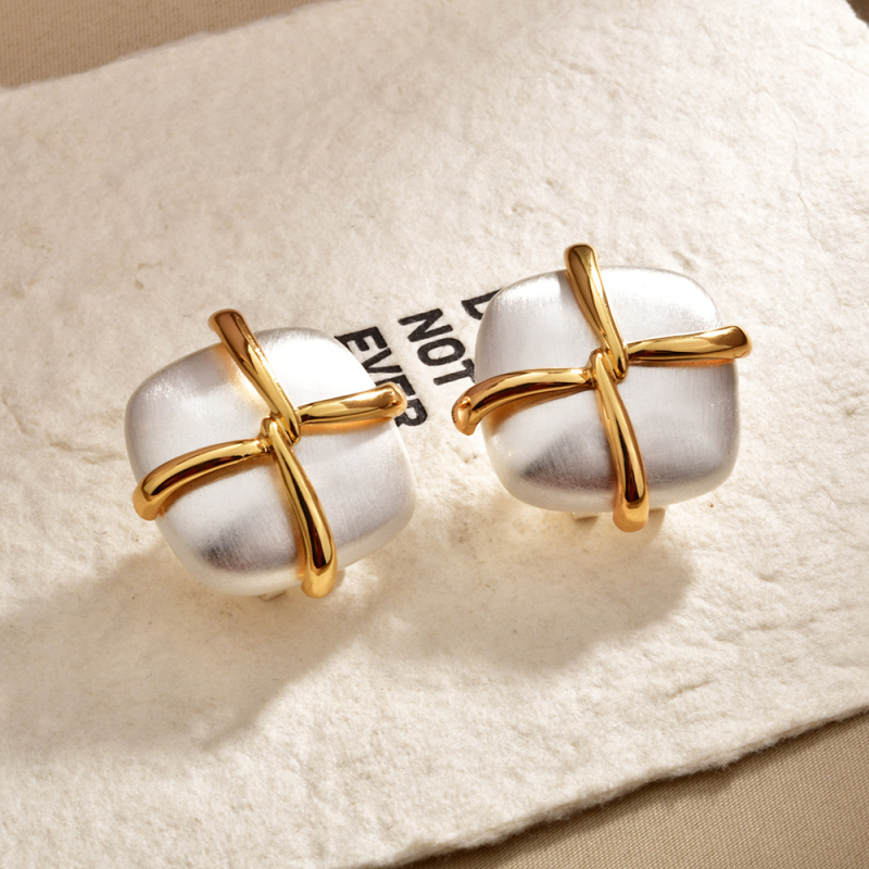 Francia stílusú négyzet alakú fülklipsz keresztezett geometriai dizájnnal, réz alapanyagú, elektroplattált