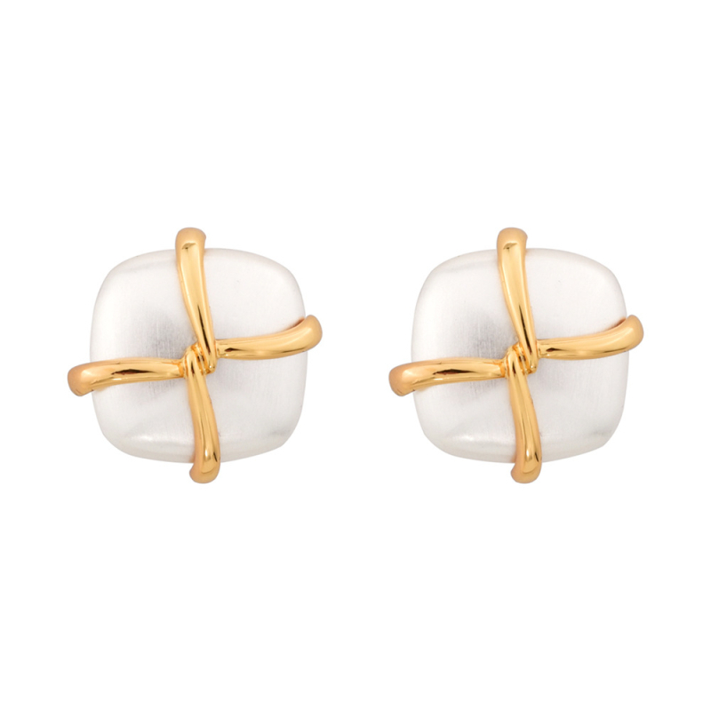 Francia stílusú négyzet alakú fülklipsz keresztezett geometriai dizájnnal, réz alapanyagú, elektroplattált