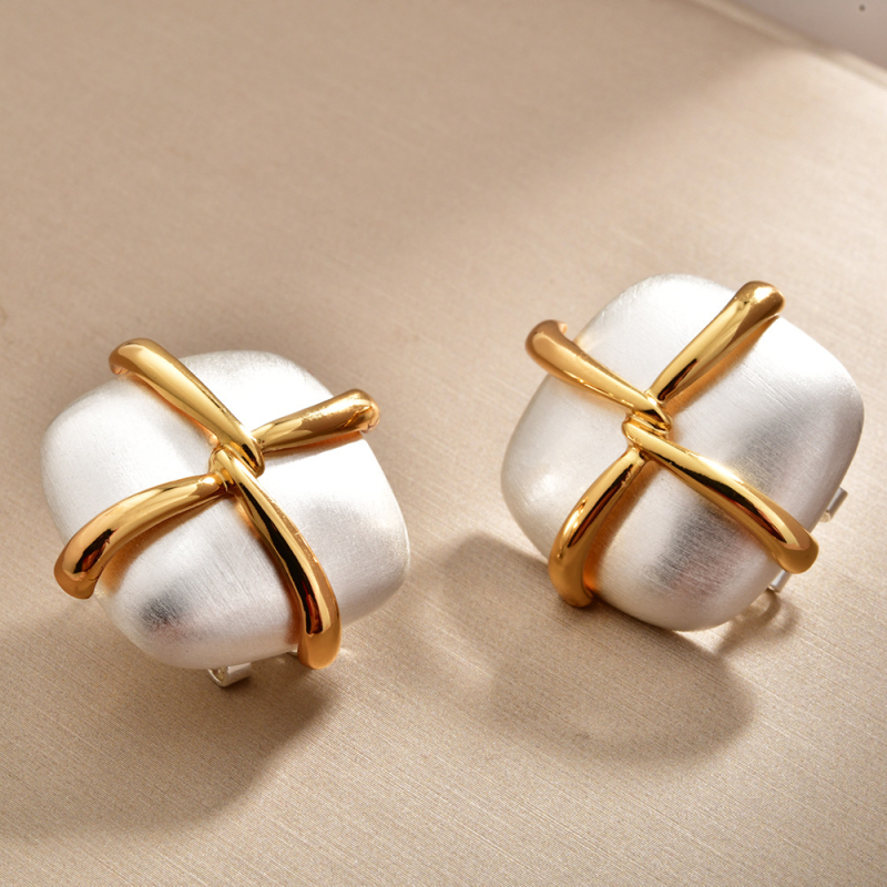 Francia stílusú négyzet alakú fülklipsz keresztezett geometriai dizájnnal, réz alapanyagú, elektroplattált