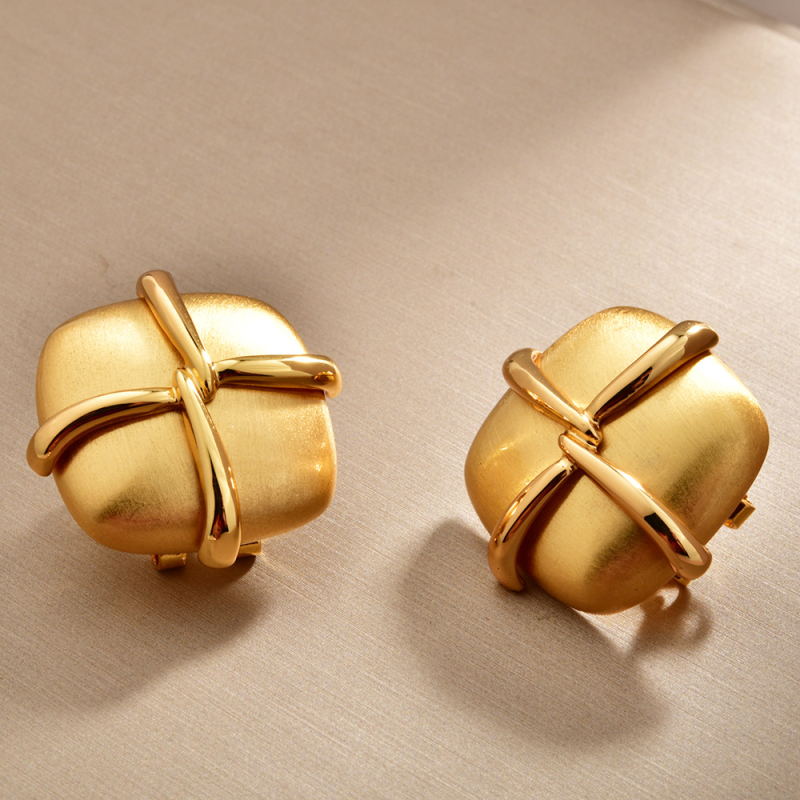 Francia stílusú négyzet alakú fülklipsz keresztezett geometriai dizájnnal, réz alapanyagú, elektroplattált