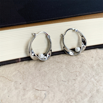 Női fülklipszek Möbius geometriájú gyöngyökkel, réz anyagból, elektroplakálás, női stílus, tavasz 2025