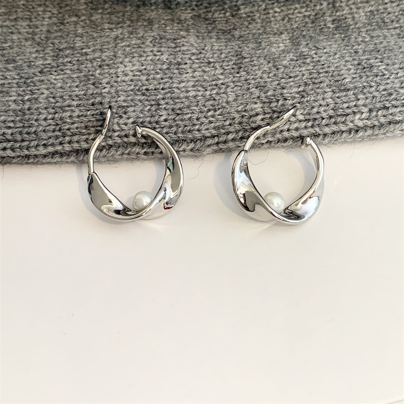 Női fülklipszek Möbius geometriájú gyöngyökkel, réz anyagból, elektroplakálás, női stílus, tavasz 2025