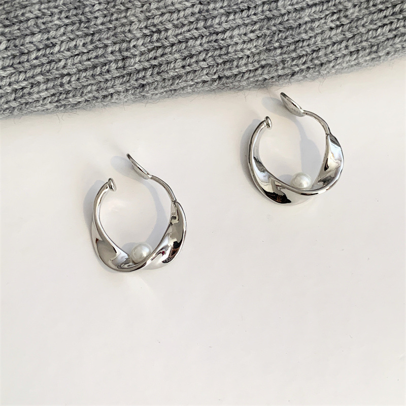 Női fülklipszek Möbius geometriájú gyöngyökkel, réz anyagból, elektroplakálás, női stílus, tavasz 2025