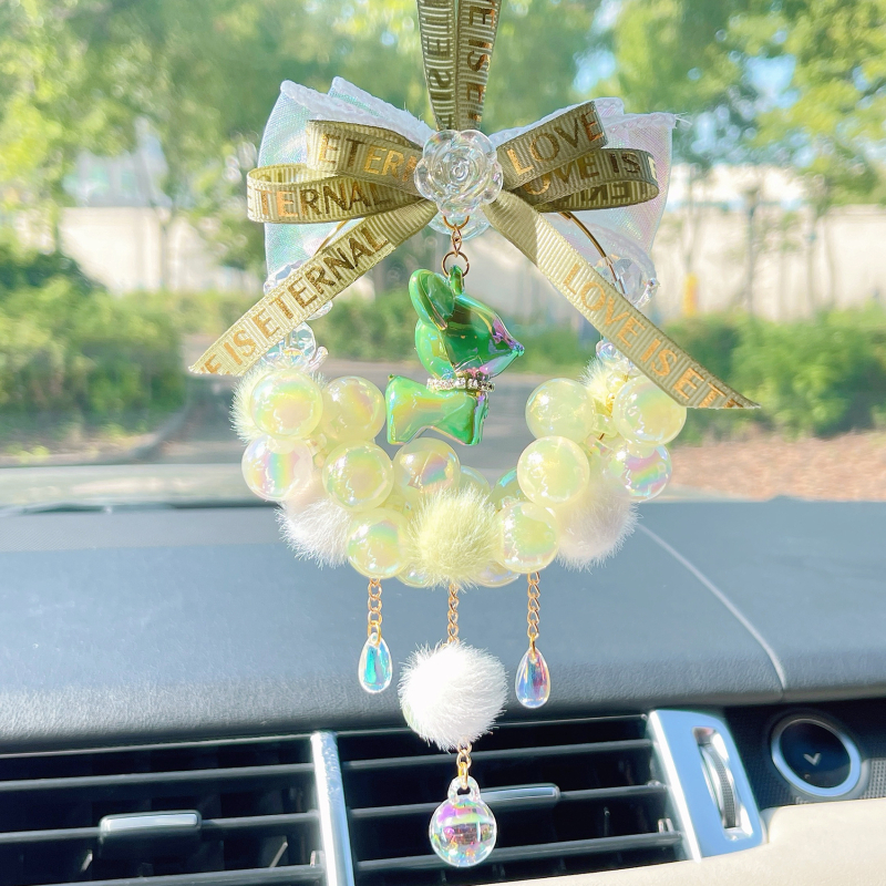 Autó belső dekorációhoz készült rajzfilmszerű szarvas függő dísz, műkristályból