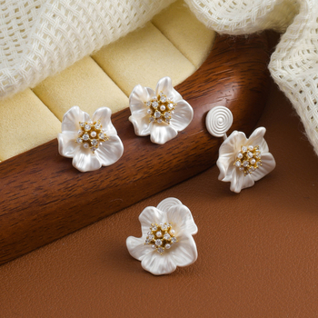 Mesterséges gyöngyökkel Camellia fülbevalók, virág alakú, fülcsipesz szúnyogok ellen, elektroplatált, nőknek