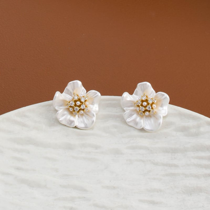 Mesterséges gyöngyökkel Camellia fülbevalók, virág alakú, fülcsipesz szúnyogok ellen, elektroplatált, nőknek