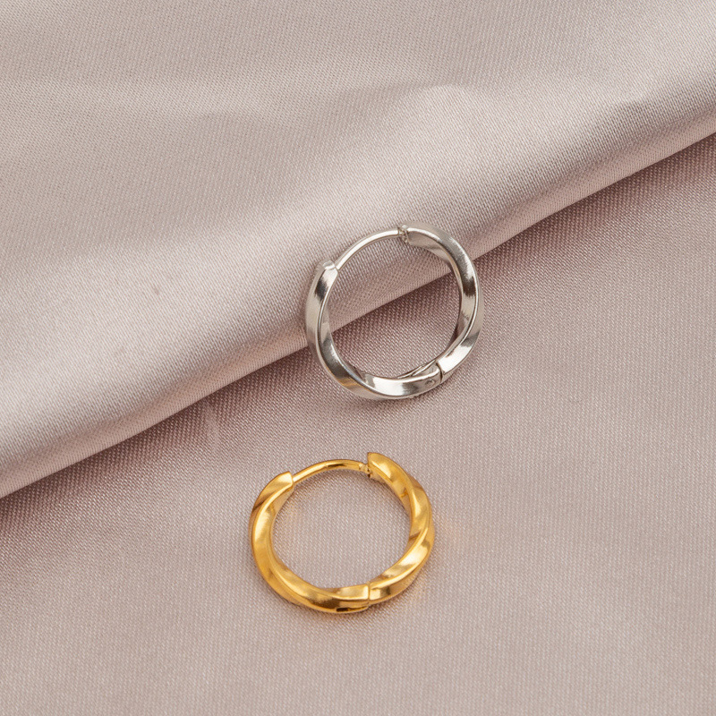 Mobius Twist fülbevaló titánacélból – minimalist Geometriai dizájn, elektroplakált felület nőknek