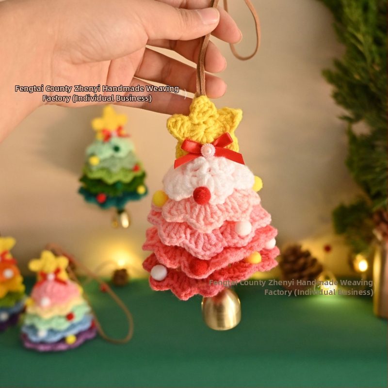 Ziemassvētku eglītes rotājums automašīnai un somai — roku adīts kulons, dekoratīva aina, no sakausējuma