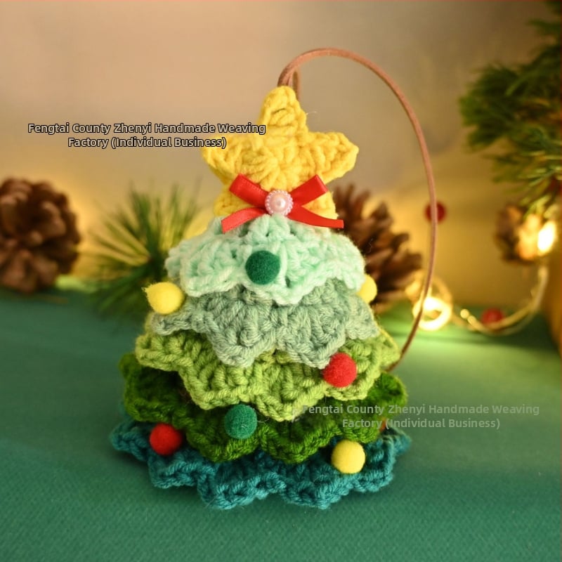 Kalėdinis eglutės papuošalas automobiliui ir kuprinei — rankomis nerta pakabukas, dekoratyvi scena, lydinys