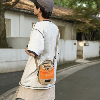 Geantă crossbody din nylon, formă verticală pătrată, închidere cu șnur, vară 2025