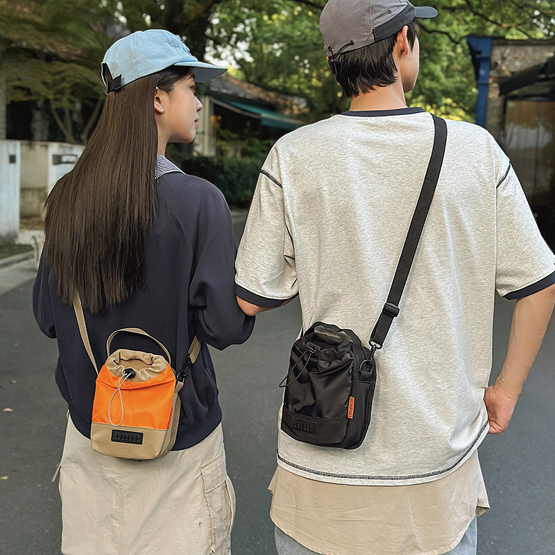 Geantă crossbody din nylon, formă verticală pătrată, închidere cu șnur, vară 2025