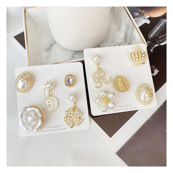 Perlna broš s krunom i četverolisnim cvijećem – legura sa srebrnim ili zlatnim premazom; vintage stil, unisex; za žene