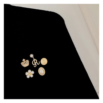 Perlna broš s krunom i četverolisnim cvijećem – legura sa srebrnim ili zlatnim premazom; vintage stil, unisex; za žene