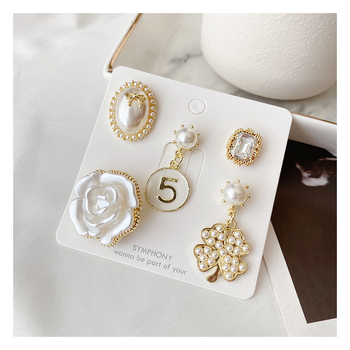 Perlna broš s krunom i četverolisnim cvijećem – legura sa srebrnim ili zlatnim premazom; vintage stil, unisex; za žene