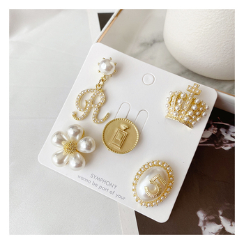 Perlna broš s krunom i četverolisnim cvijećem – legura sa srebrnim ili zlatnim premazom; vintage stil, unisex; za žene