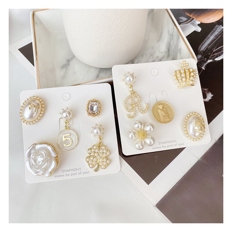 Perlna broš s krunom i četverolisnim cvijećem – legura sa srebrnim ili zlatnim premazom; vintage stil, unisex; za žene