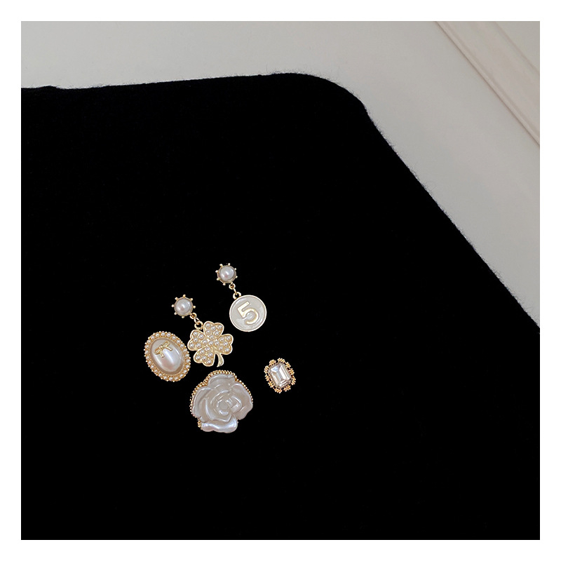 Perlna broš s krunom i četverolisnim cvijećem – legura sa srebrnim ili zlatnim premazom; vintage stil, unisex; za žene