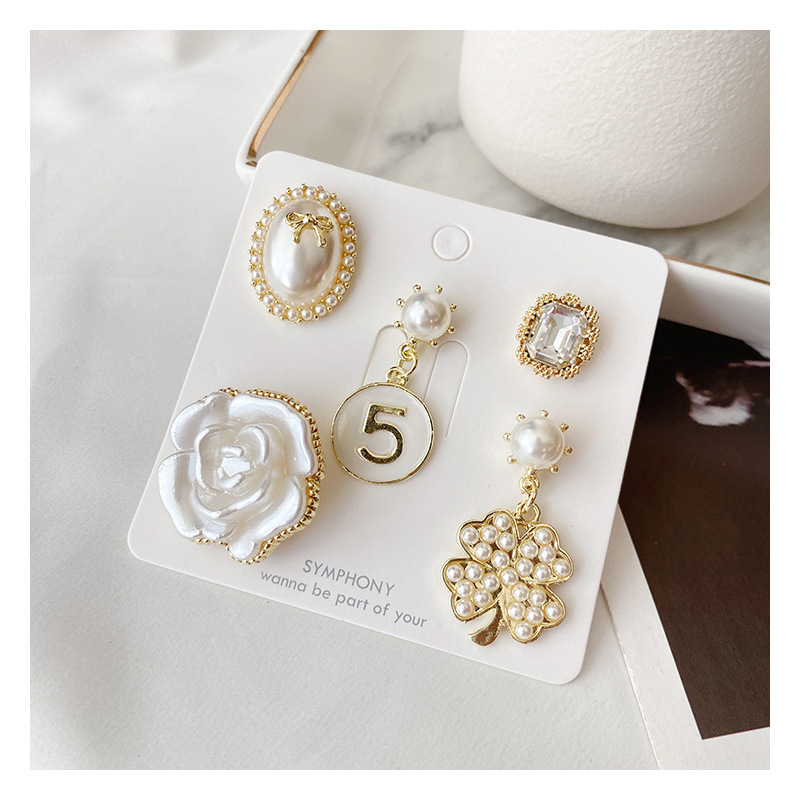 Perlna broš s krunom i četverolisnim cvijećem – legura sa srebrnim ili zlatnim premazom; vintage stil, unisex; za žene