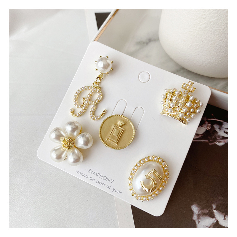 Perlna broš s krunom i četverolisnim cvijećem – legura sa srebrnim ili zlatnim premazom; vintage stil, unisex; za žene