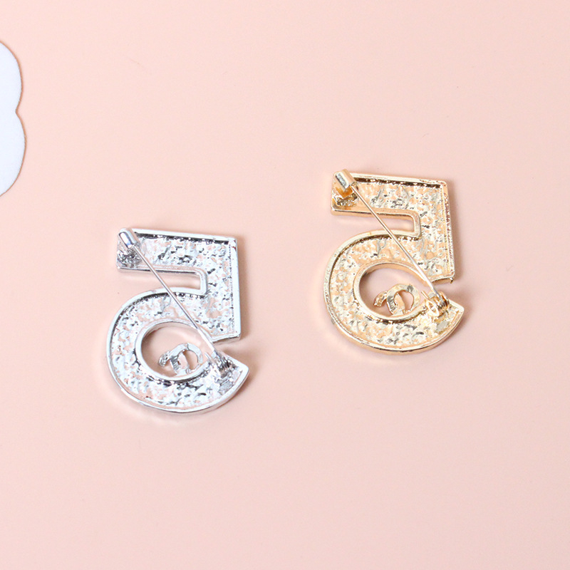 Broska – vintage stílus, uniszex, modell: mellkas virága, olajcseppes felület, ötvözet anyag, 2024 tavaszi megjelenés