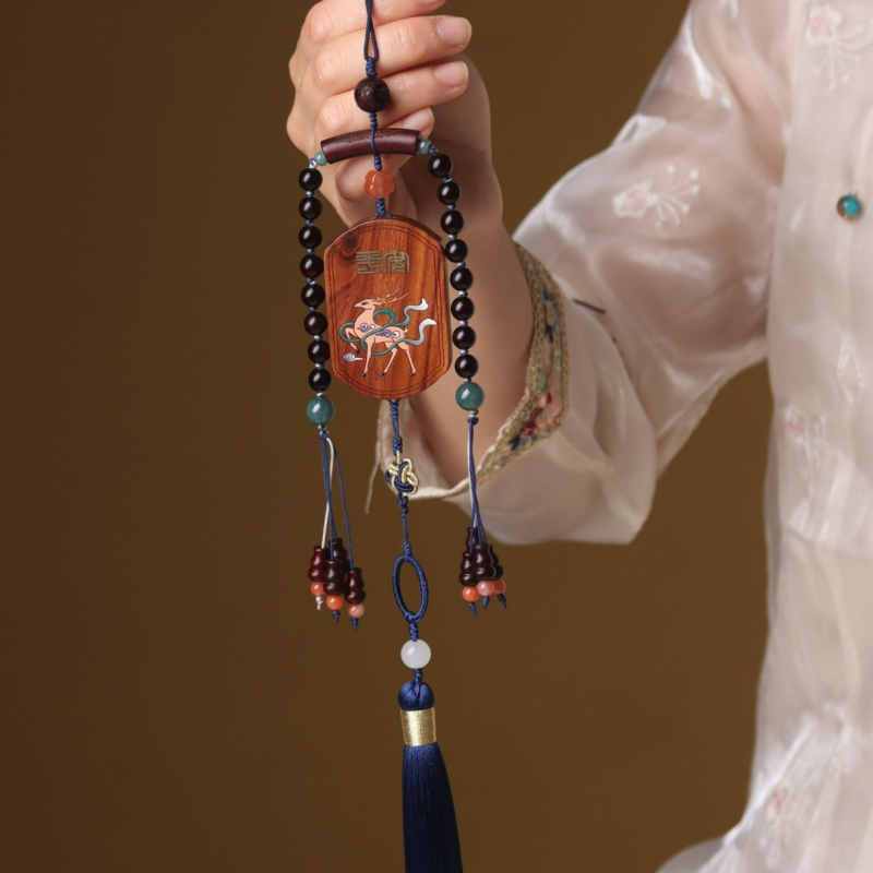 Pandantiv auto din lemn de santal, placat cu aur, stil nou chinezesc, accesorii interioare; model: animale drăguțe (ursuleț, purcel); lansare primăvara 2025