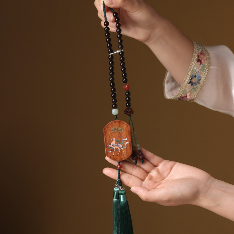 Pandantiv auto din lemn de santal, placat cu aur, stil nou chinezesc, accesorii interioare; model: animale drăguțe (ursuleț, purcel); lansare primăvara 2025