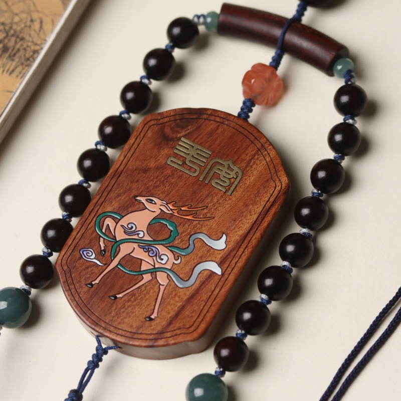 Pandantiv auto din lemn de santal, placat cu aur, stil nou chinezesc, accesorii interioare; model: animale drăguțe (ursuleț, purcel); lansare primăvara 2025