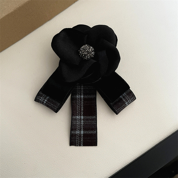 Broš od tekstila, cvjetni i mašni oblik, ručno izrađeno, francuski retro stil