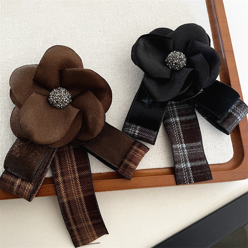 Broš od tekstila, cvjetni i mašni oblik, ručno izrađeno, francuski retro stil