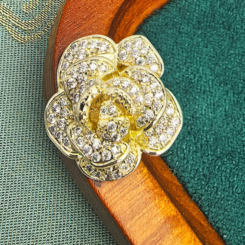 Korejskog stila: elegantna kamelija za rever – broš s mikropavé cirkonima, pozlaćena bakrena ruža
