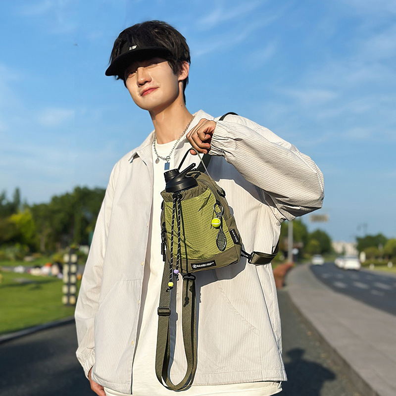 Moderna crossbody torba preko ramena, velika kapaciteta za bocu vode, prijenosna torba za svakodnevne aktivnosti na otvorenom