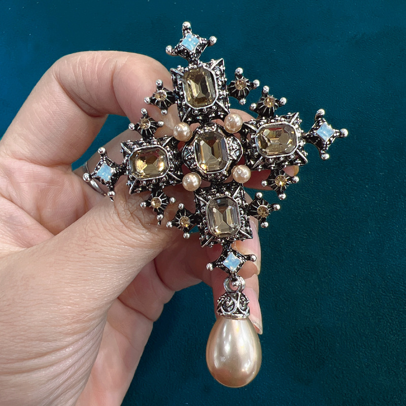 Muylinda broš od legure s rhinestones i perlama, barokno-retro stil, unisex, kopča za ovratnik