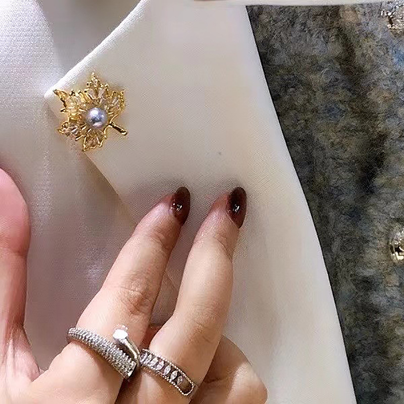 Broš s motivom lišća javora, bisernim detaljima, bakrenim cirkonima, korejski stil