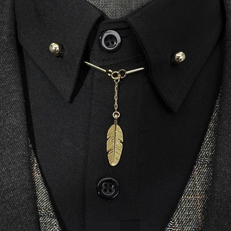 Reverhez való kitűző spirálos gallér dizájnnal, levél motívum és bojt részletekkel, fémből, személyre szabható