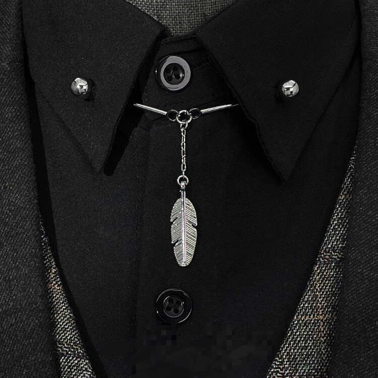 Reverhez való kitűző spirálos gallér dizájnnal, levél motívum és bojt részletekkel, fémből, személyre szabható