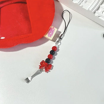 Privjesak za telefonu lanac s čipkastim dizajnom gitare-mašna — ručno izrađeni perličasti dodatak za torbe i vozila; materijal: plast/smola; ljeto 2024; stil: sladak, auto ukras; uzorci: ljubav, kap vode, zvono