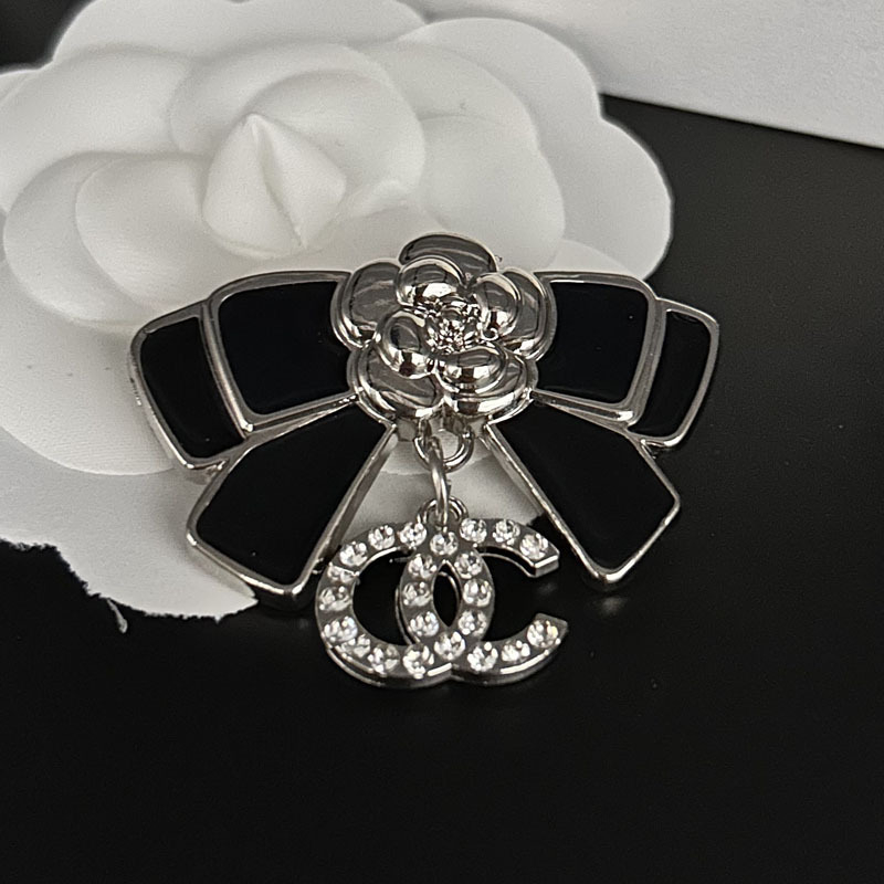 Broš Chanel-inspiriran cvjetnim kristalima i privjeskom s dvostrukim C, cinkova legura, proljeće 2024