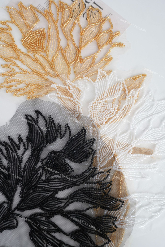 Aplīme ar pērlītēm caurulēs – ziedu forma, modes aksesuārs, druka, pielāgojama