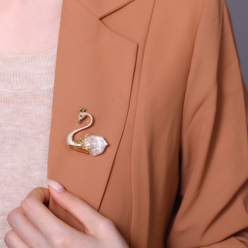 DIY broš luigi kujulise pärliga, barokkstiilis mantlile dekoratiivne kinnitaja