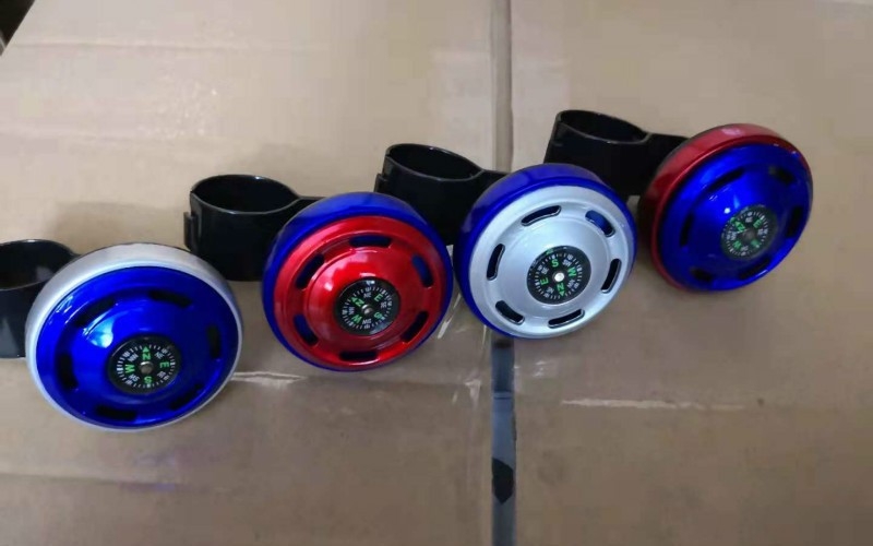 Poboljšivač upravljača automobila i pomoć pri vožnji jednim rukom, Značka BJD, Materijal: Plastika+Metal, Težina: 117 g, Univerzalna kompatibilnost