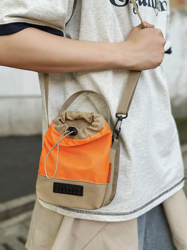 Kaleer bucket torba s vrpcom za zatvaranje — najlon, podstava od poliestera, unutarnji džepovi za mobitel i identifikaciju, jednoručna naramenica, ulični stil, proljeće 2025