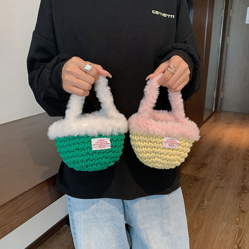 Ručna pletena bucket bag, vodoravni četvrtasti oblik, poliester podstava, unutarnja džep sa zipom, jedna naramenica