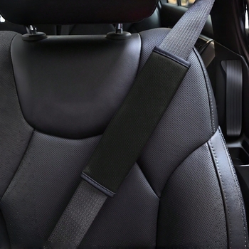 Perforirana kožna zaštita ramena za automobilski pojas