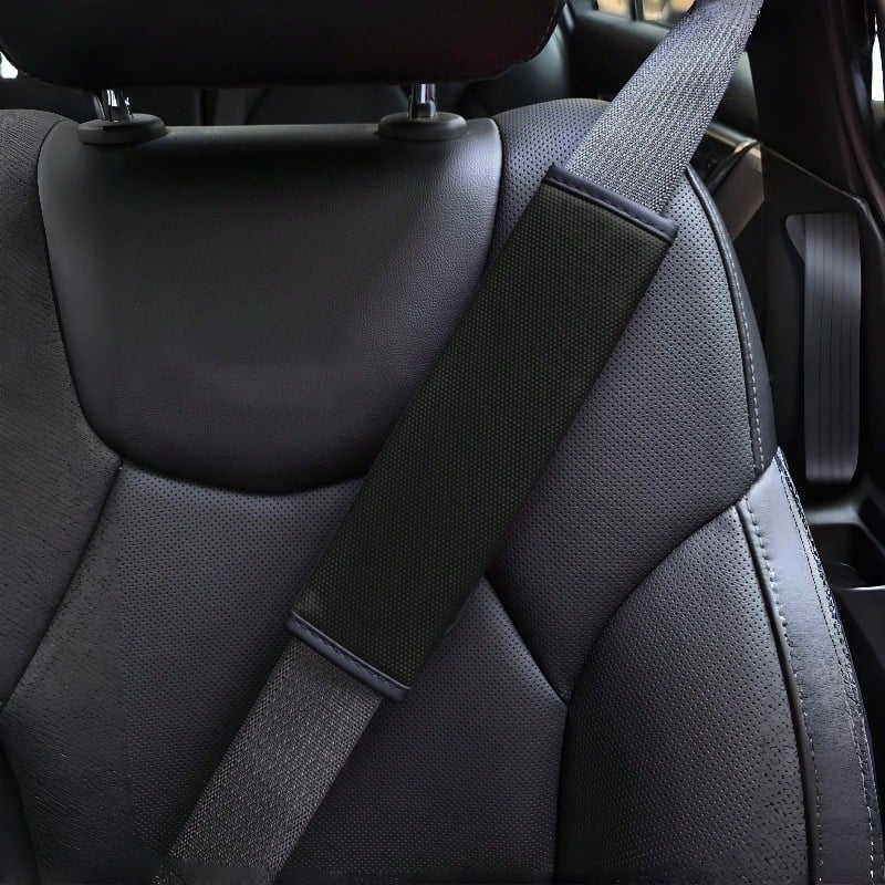 Perforirana kožna zaštita ramena za automobilski pojas