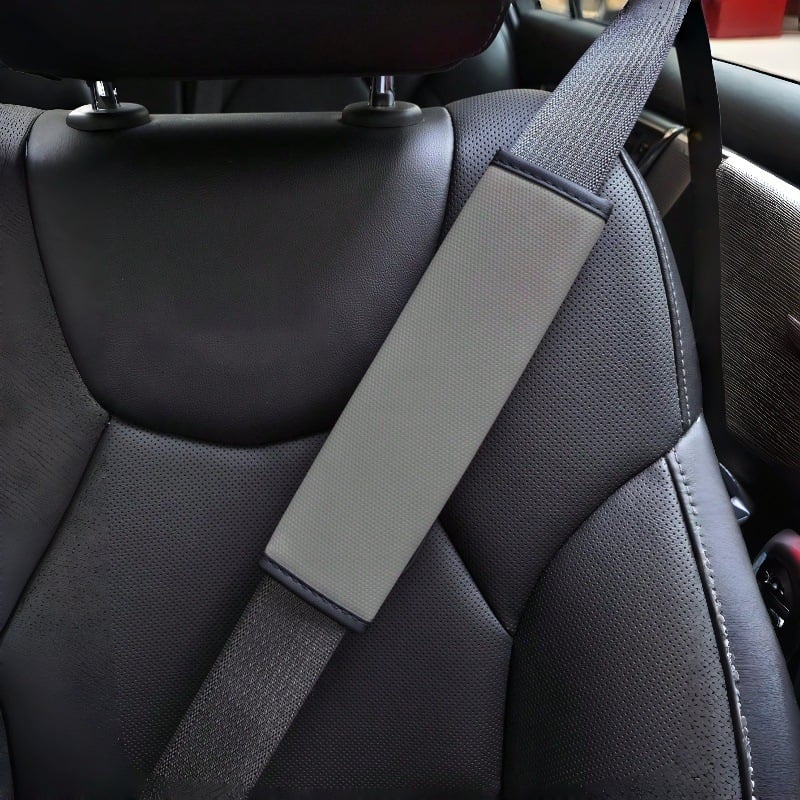 Perforirana kožna zaštita ramena za automobilski pojas