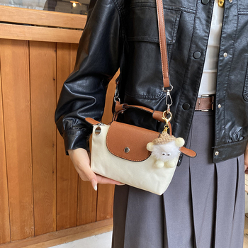 Ženska crossbody torba u obliku knedle, PVC materijal, džep za mobitel, zatvarač s poklopcem, ulični stil