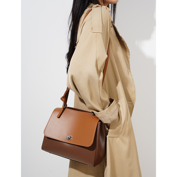 Prava kožna ženska torbica na rame/crossbody, horizontalnog kvadratnog oblika, zatvaranje klapnom, unutarnja džep s zipom i džep za identifikaciju, podstava od poliestera-bavlne