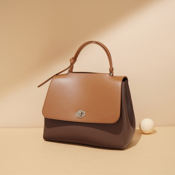 Prava kožna ženska torbica na rame/crossbody, horizontalnog kvadratnog oblika, zatvaranje klapnom, unutarnja džep s zipom i džep za identifikaciju, podstava od poliestera-bavlne