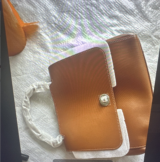 Prava kožna ženska torbica na rame/crossbody, horizontalnog kvadratnog oblika, zatvaranje klapnom, unutarnja džep s zipom i džep za identifikaciju, podstava od poliestera-bavlne